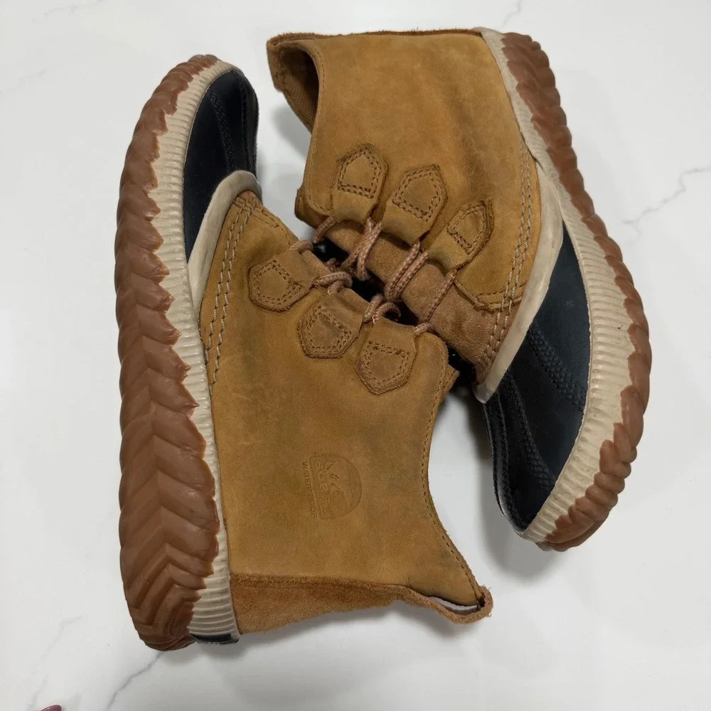 Sorel Out N About Plus Waterproof Duck Boots Tan Black Suede Ankle size  6